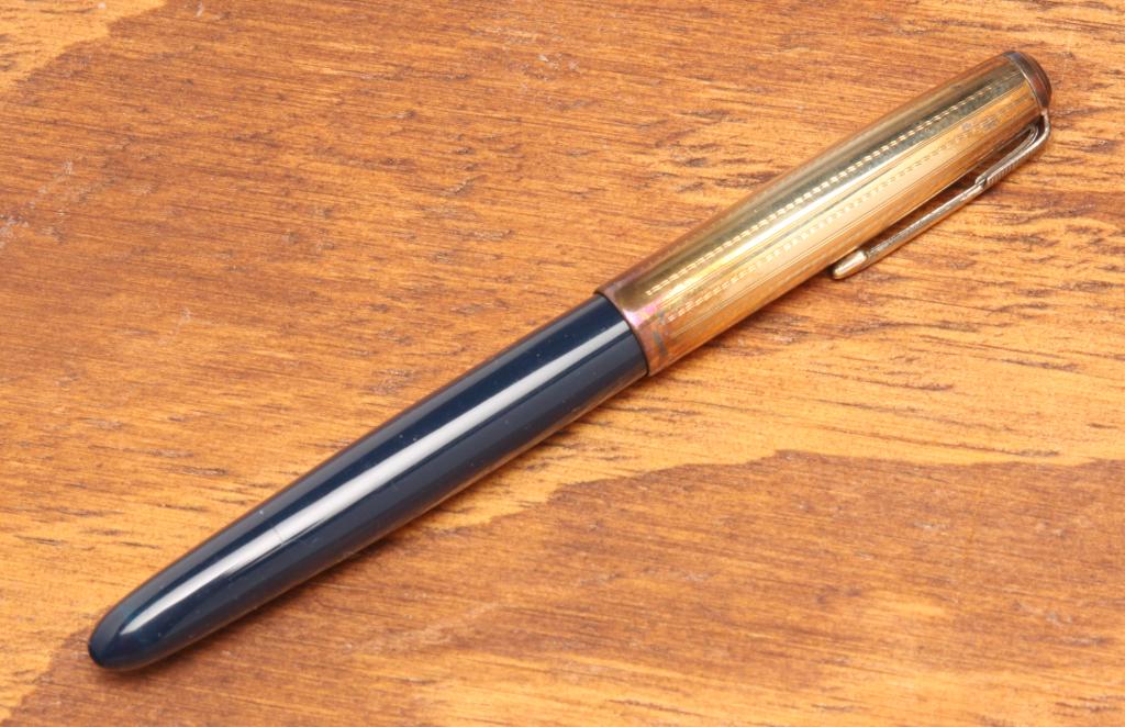 VINTAGE PARKER 51 VACUMATIC FOUNTAIN PEN. (1 of 3)