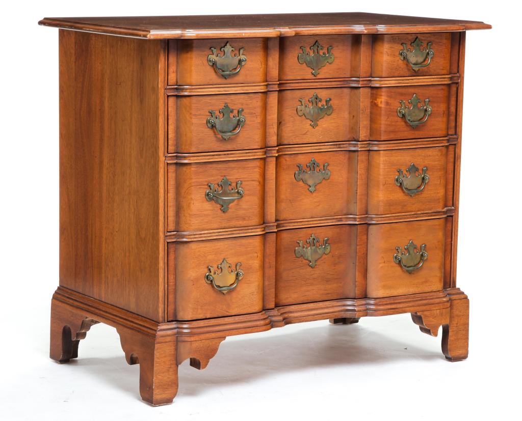 AMERICAN CENTURY CHIPPENDALE STYLE CHEST. (1 of 5)