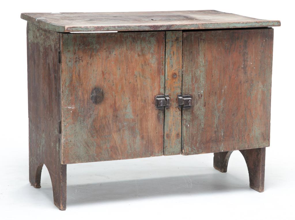 AMERICAN COUNTRY KITCHEN CABINET. (1 of 5)