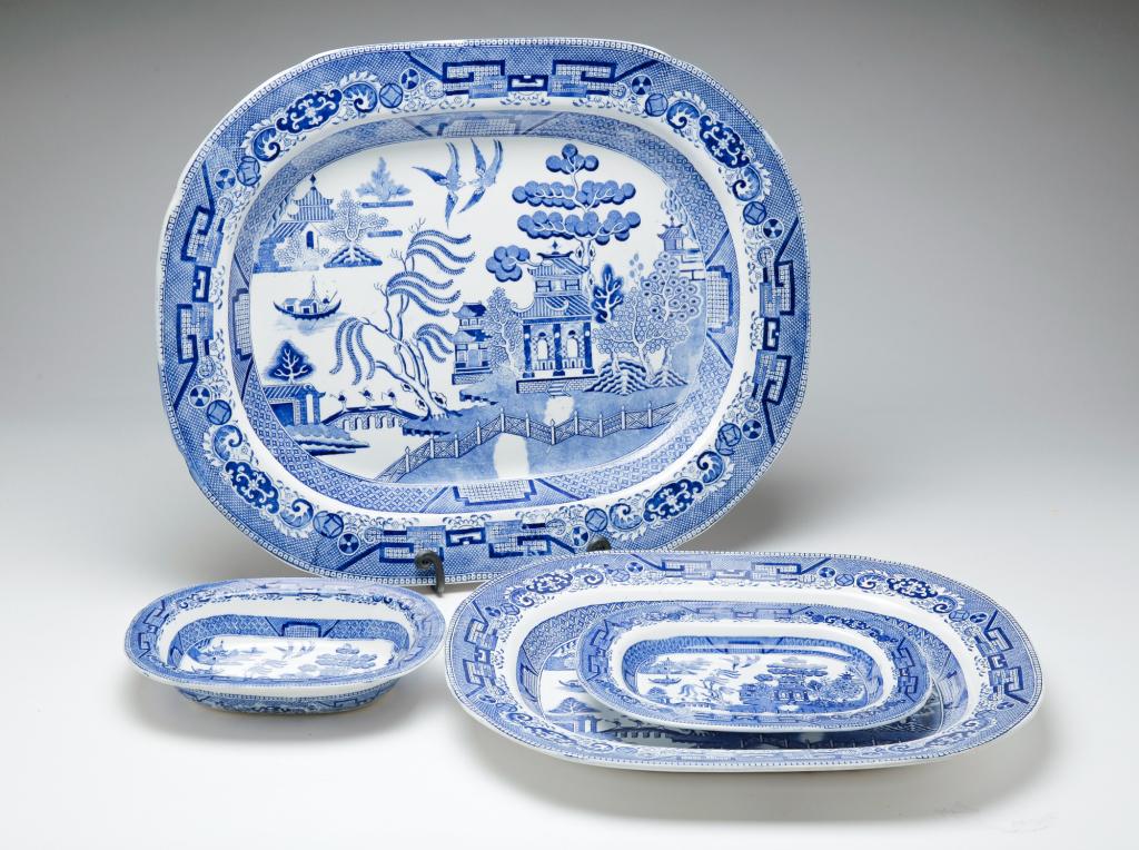 FOUR ENGLISH RIDGWAY BLUE WILLOW DISHES. (1 of 6)