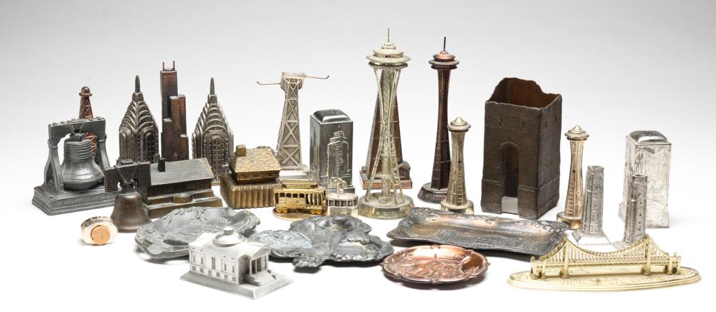 GROUPING OF UNITED STATES SOUVENIRS. (1 of 5)