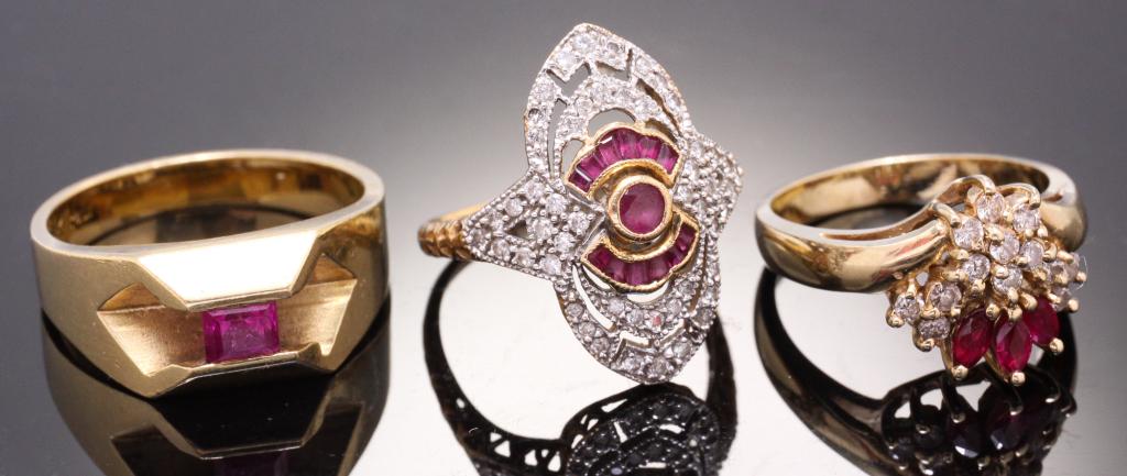 THREE VINTAGE GEM-SET YELLOW GOLD RINGS. (1 of 5)