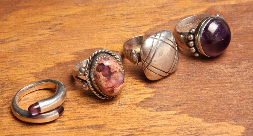 FOUR MEXICAN SILVER RINGS - TWO SPRATLING. (1 of 5)