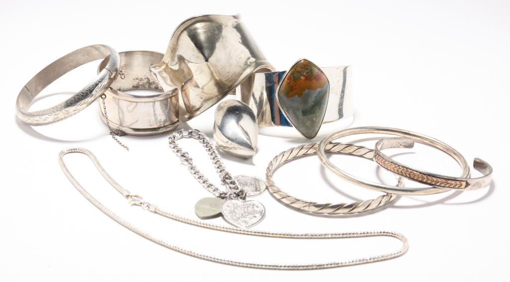 GROUP OF MOSTLY STERLING VINTAGE JEWELRY. (1 of 6)
