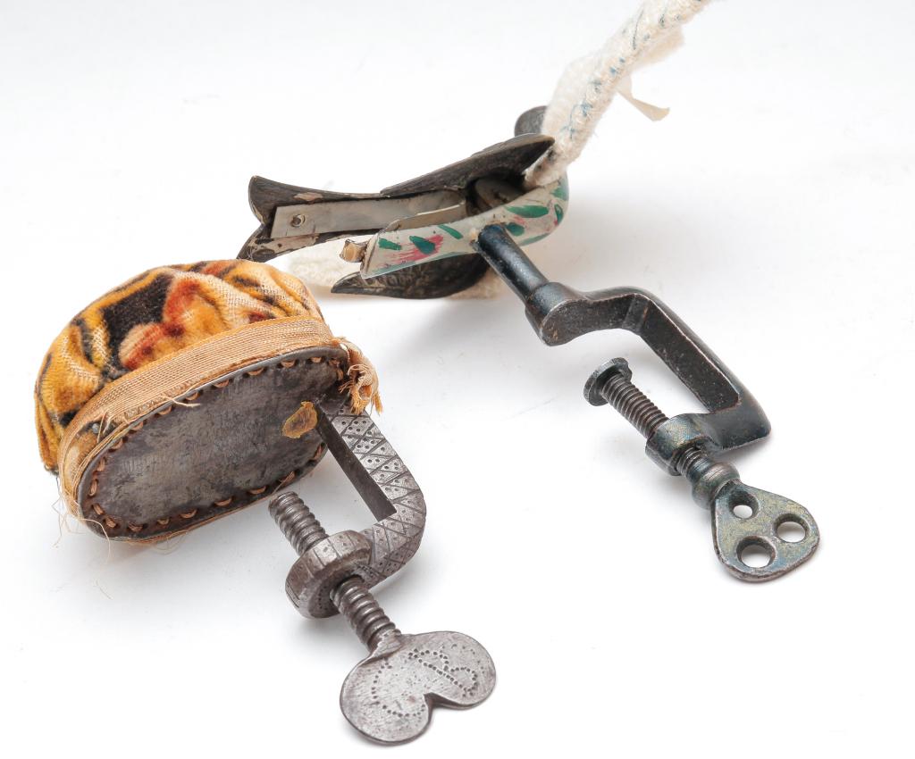 TWO AMERICAN SEWING CLAMPS. (1 of 5)