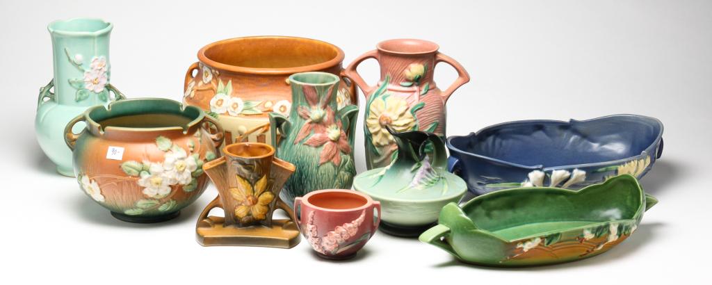 ROSEVILLE AND WELLER POTTERY PIECES. (1 of 5)