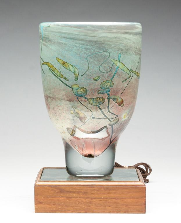 SIGNED BRENT KEE YOUNG ART GLASS VASE. (1 of 8)