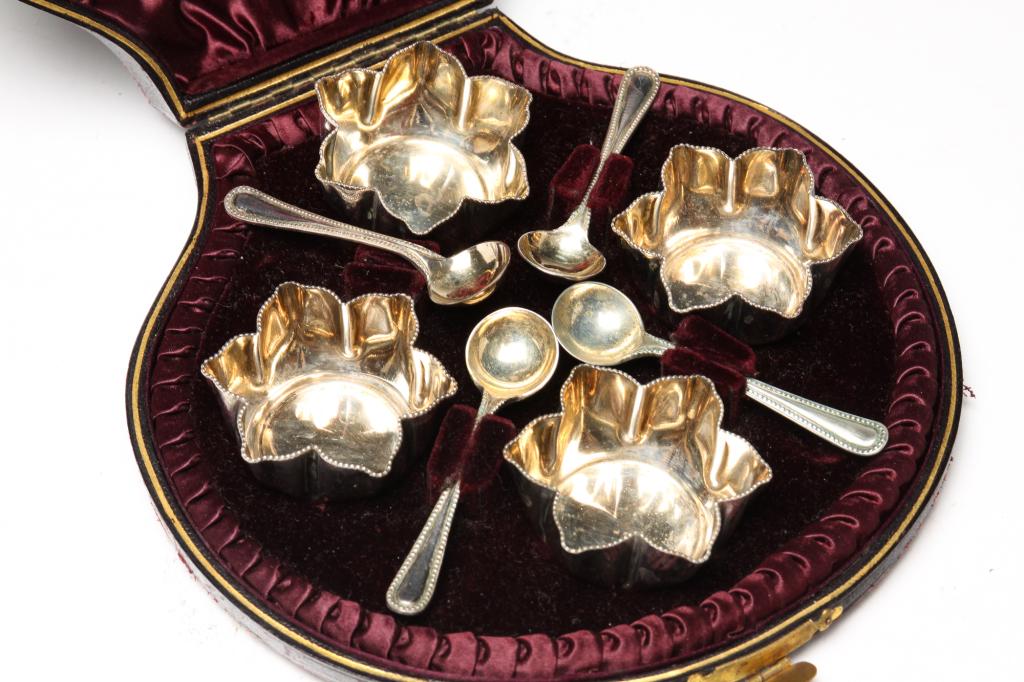 AMERICAN BOXED SET OF SALTS AND SPOONS. (1 of 4)