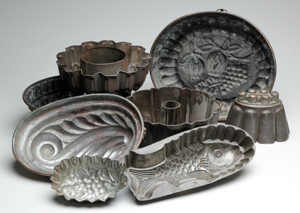 GROUP OF COPPER AND TIN MOLDS AND CAKE PANS. (1 of 5)
