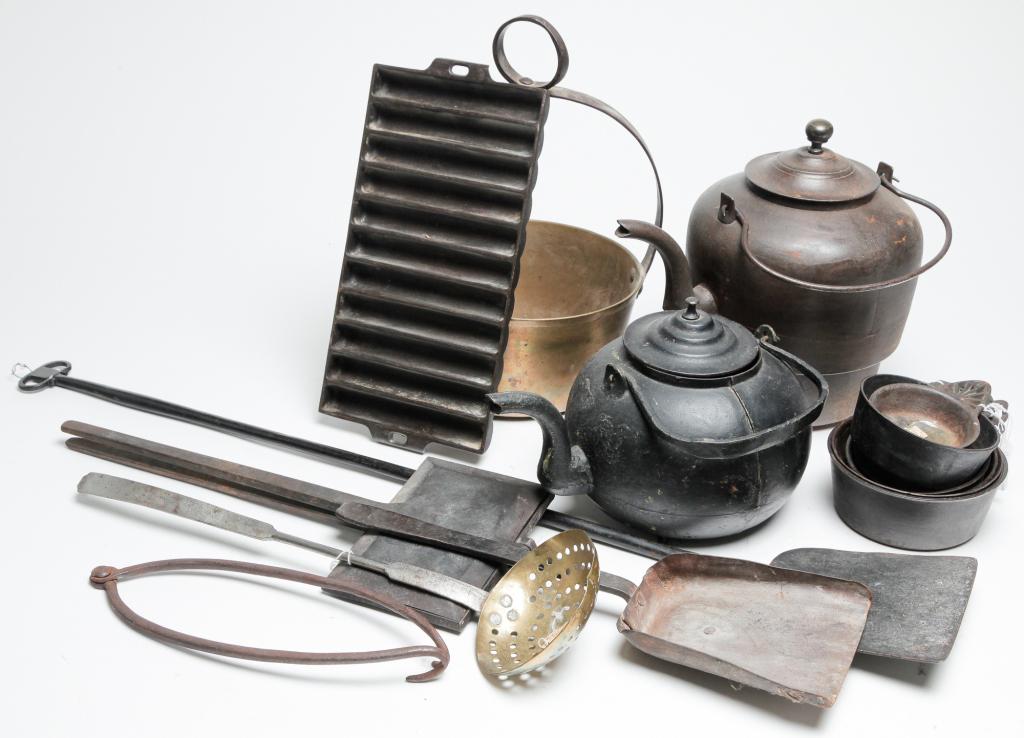 GROUP OF CAST IRON KITCHEN AND HEARTH WARES. (1 of 5)