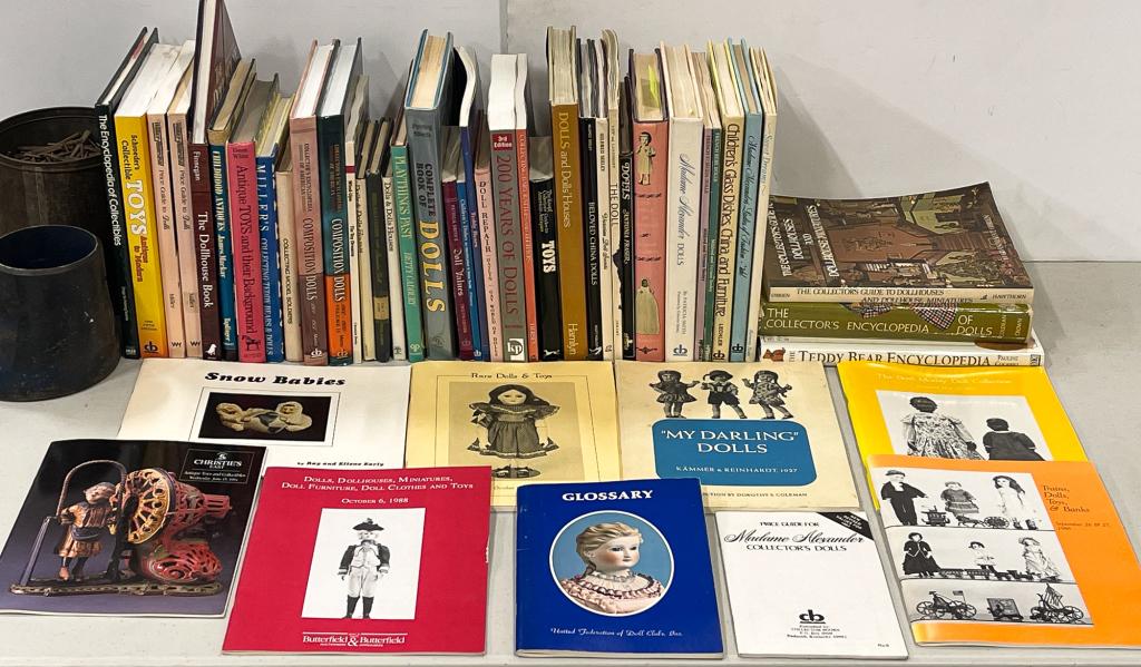 GROUP OF DOLL AND OTHER REFERENCE BOOKS. (1 of 3)