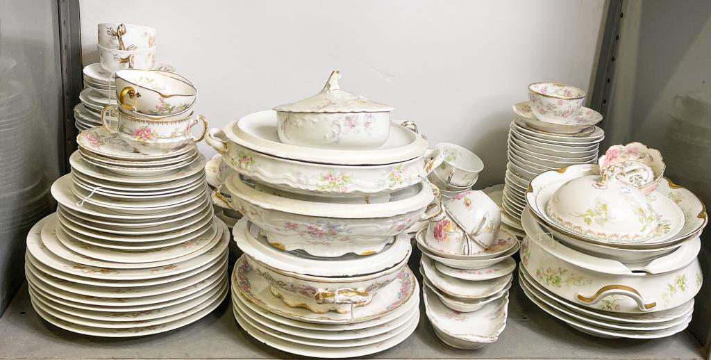 SELECTION OF FRENCH HAVILAND CHINA. (1 of 4)