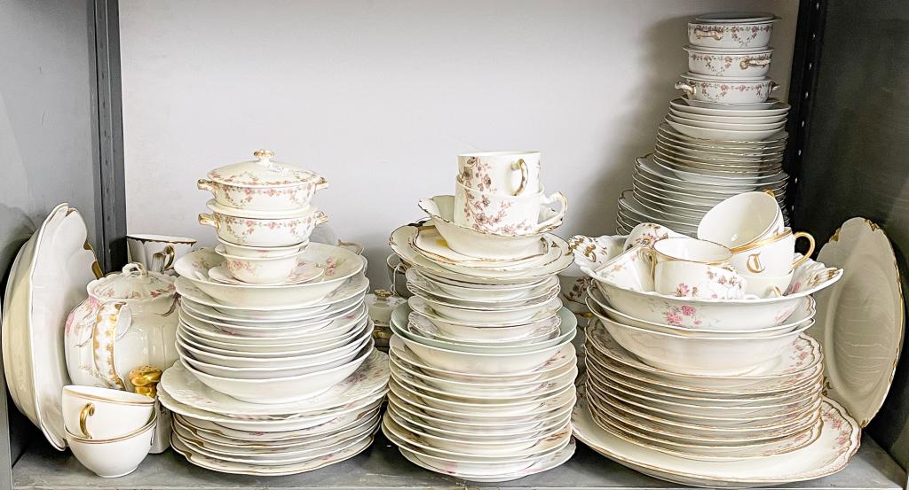 SELECTION OF FRENCH HAVILAND CHINA. (1 of 4)