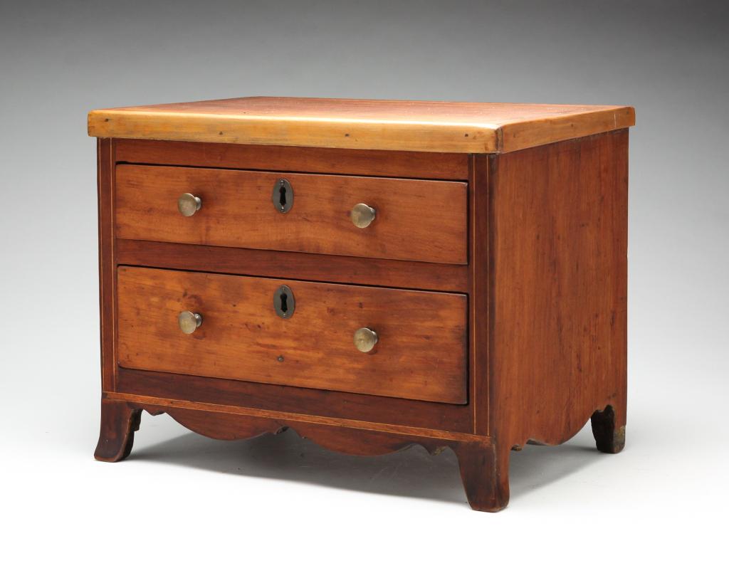 AMERICAN HEPPLEWHITE MINIATURE CHEST. (1 of 4)
