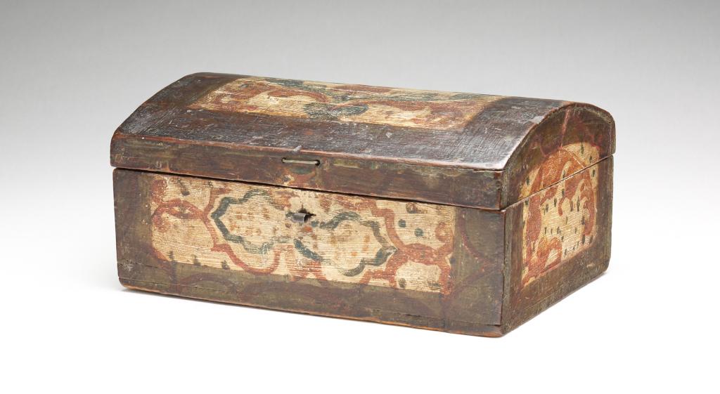 DECORATED DOMETOP BOX. (1 of 5)