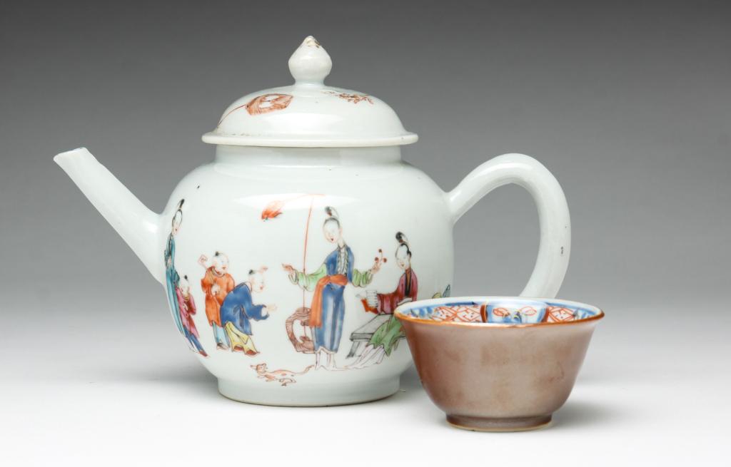 CHINESE EXPORT TEAPOT AND CUP. (1 of 5)