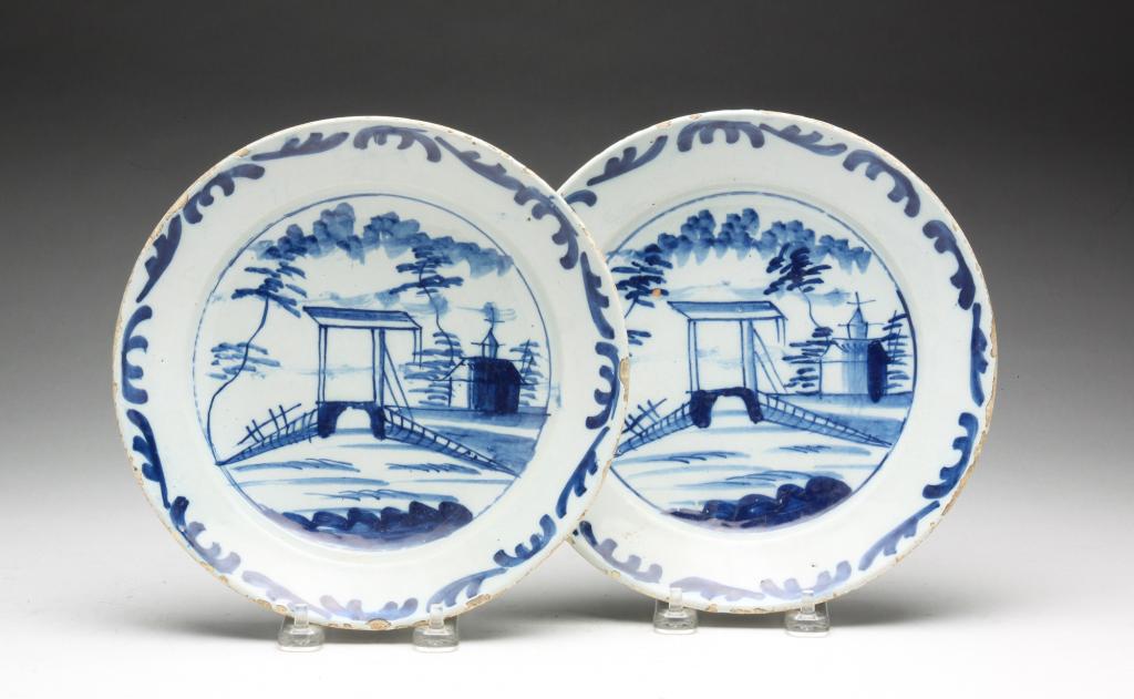 PAIR OF DELFT PLATES. (1 of 4)