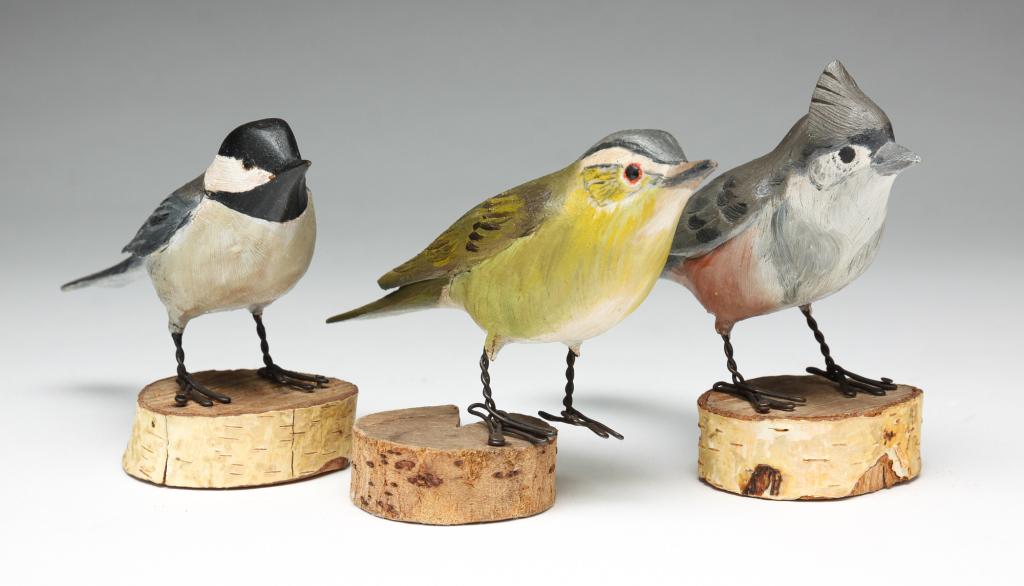 THREE CARVED BIRDS BY HAZELL TYRRELL. (1 of 4)