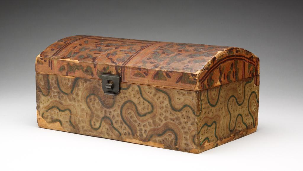 AMERICAN DECORATED DOME TOP BOX. (1 of 6)