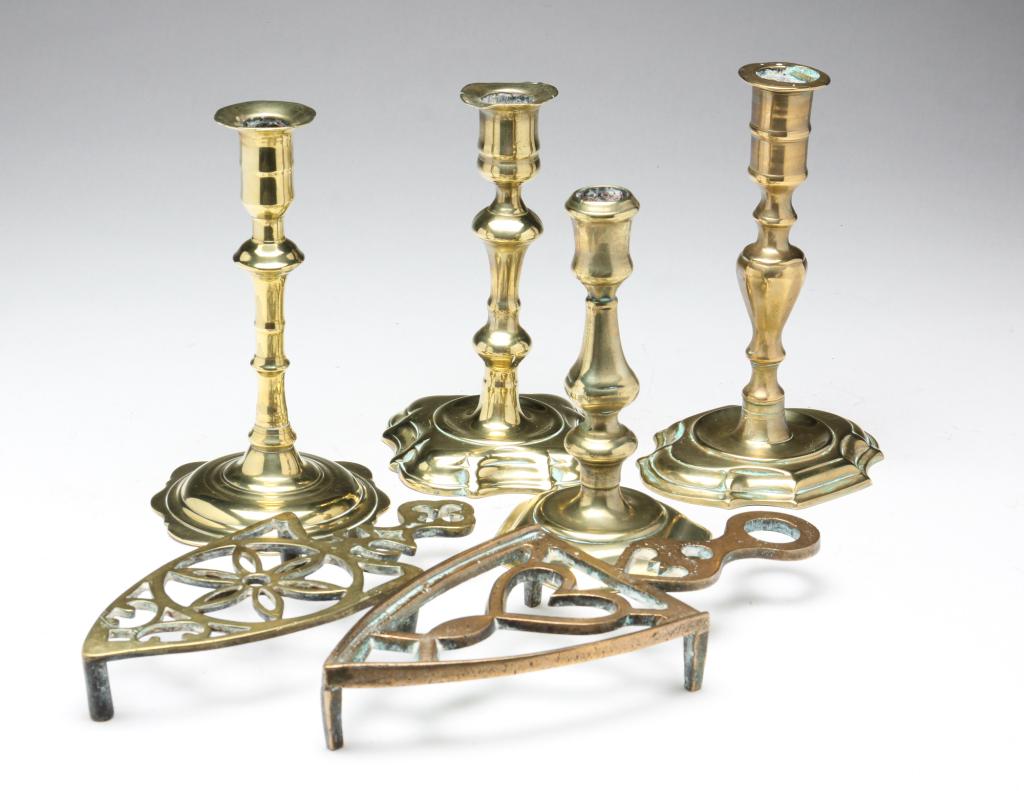 FOUR ENGLISH BRASS CANDLESTICKS AND TWO TRIVETS. (1 of 4)