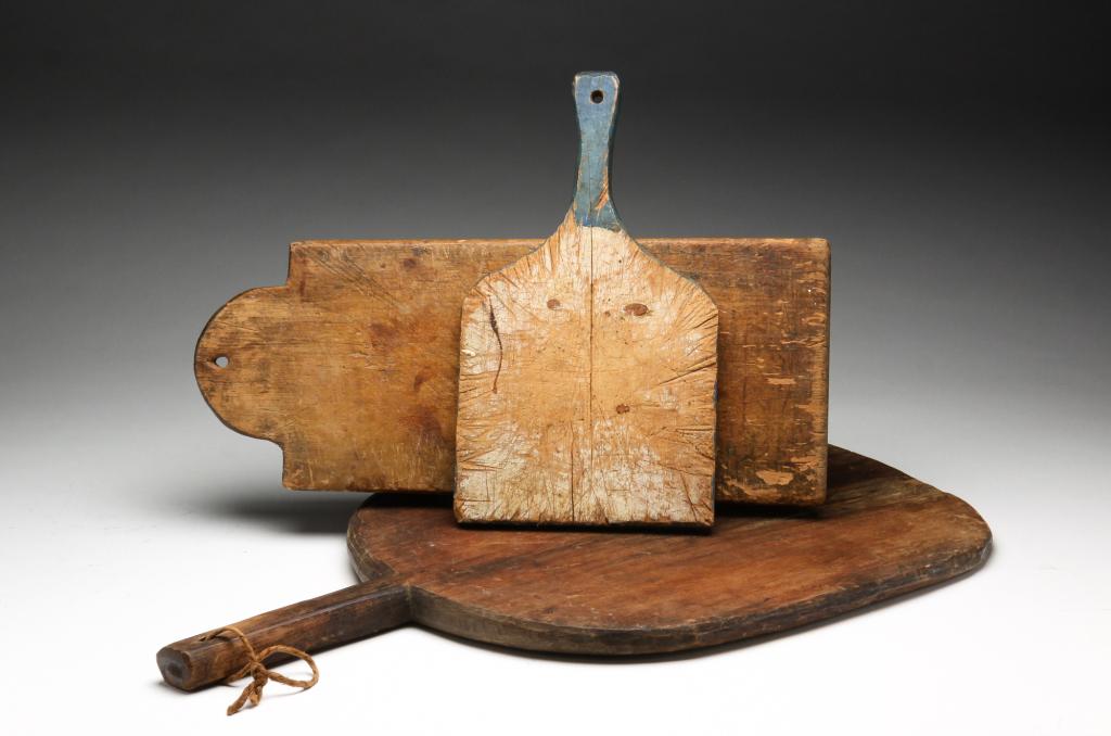 THREE AMERICAN CUTTING AND BREAD BOARDS. (1 of 4)