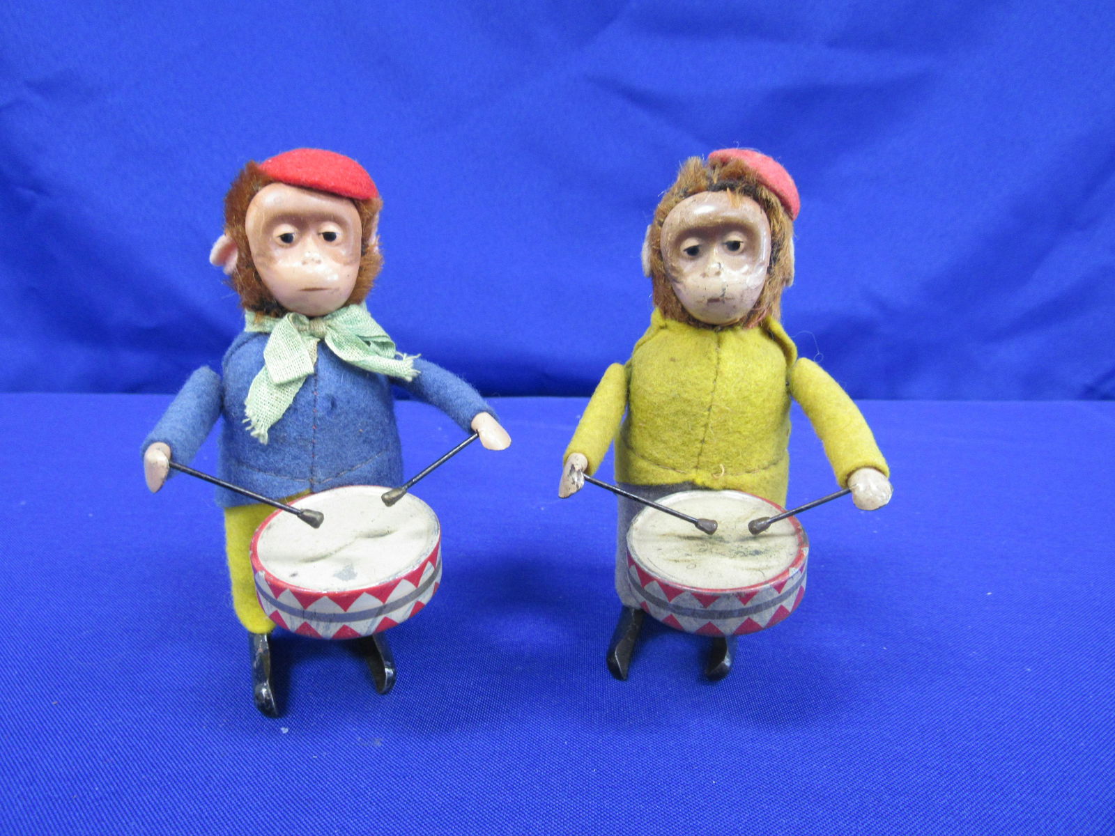 TWO VINTAGE SCHUCO GERMANY WIND-UP TOY MONKIES (1 of 3)