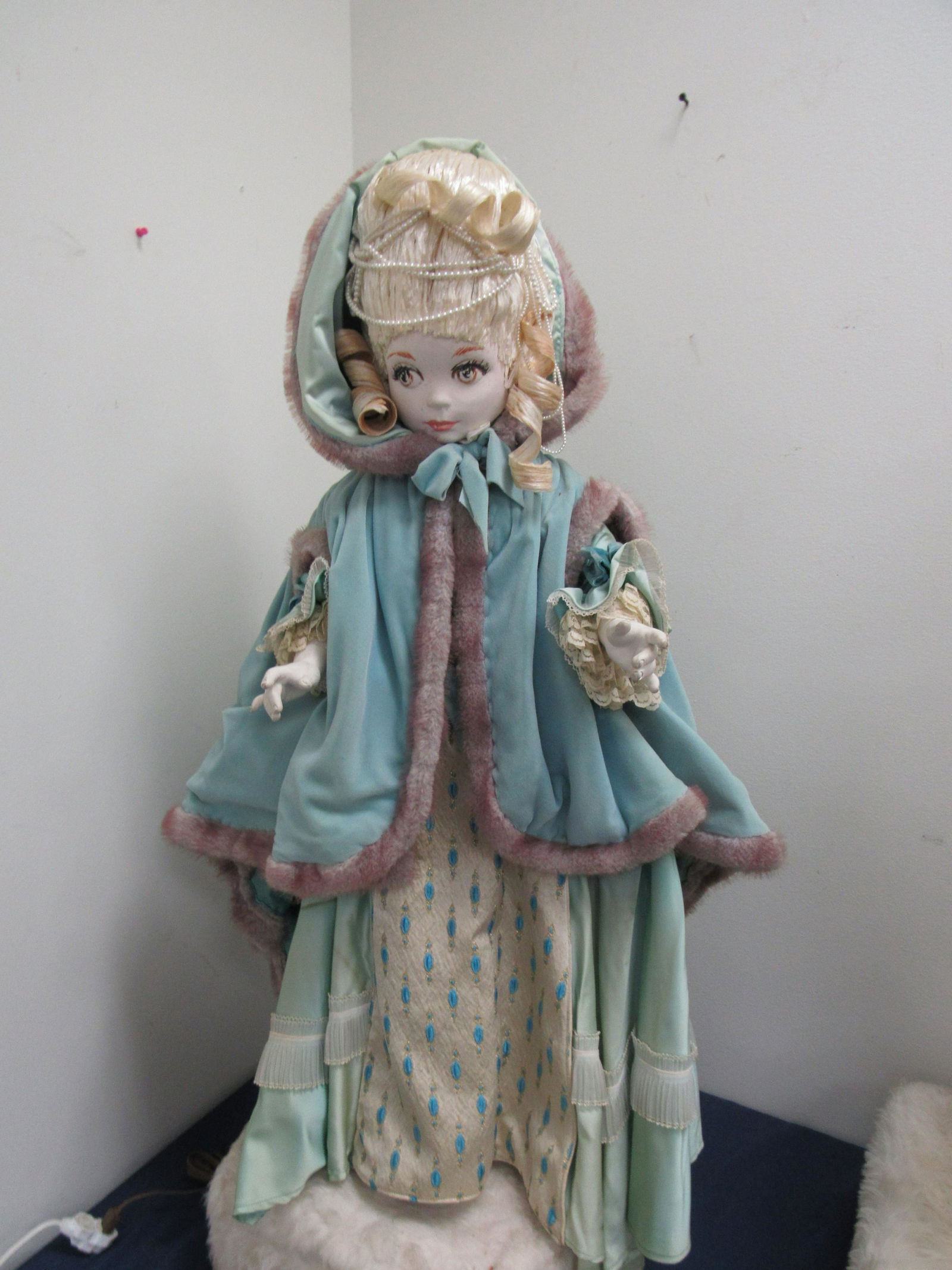 VINTAGE-LOOK MECHANICAL ANIMATED STORE DISPLAY - GIRL (1 of 3)