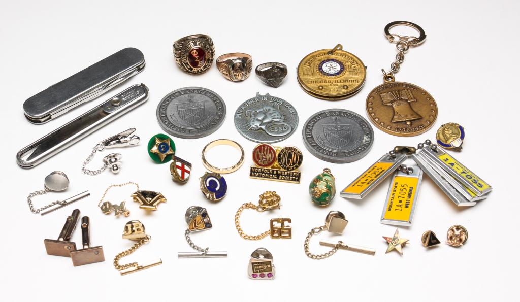 MISC. GROUP OF MOSTLY MENS JEWELRY.: 20th century. Group comprised of 10K Phi Sigma Epsilon (FS?) ring from Concord College, sterling Cubs BSA ring, 14K wedding band - 4gr, stering tie clip, two 14K tie tacs, 32nd degree Masonic pin, poc