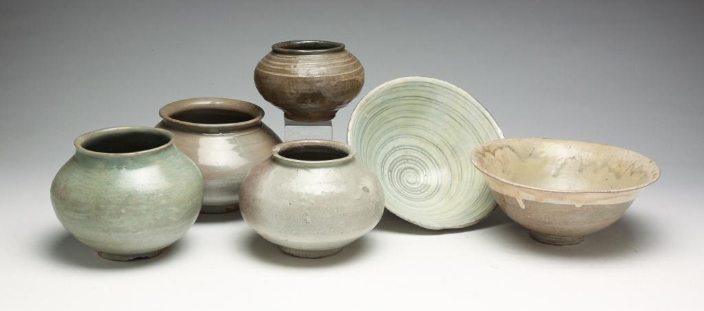 SIX KOREAN POTTERY BOWLS AND JARS. (1 of 7)