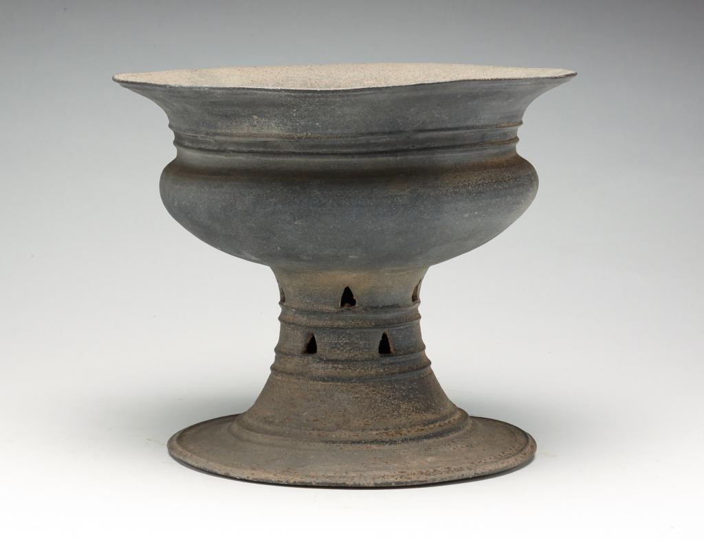 KOREAN SILLA PEDESTAL BOWL. (1 of 4)