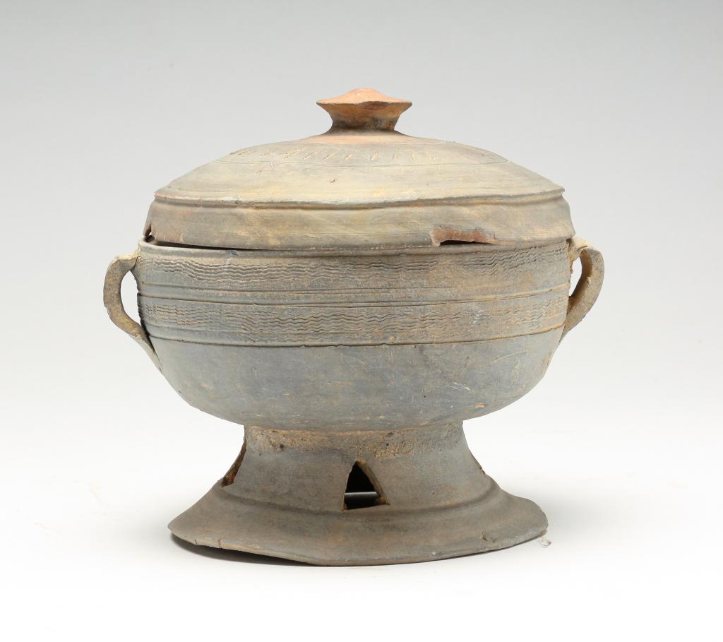 KOREAN SILLA COVERED VESSEL. (1 of 5)