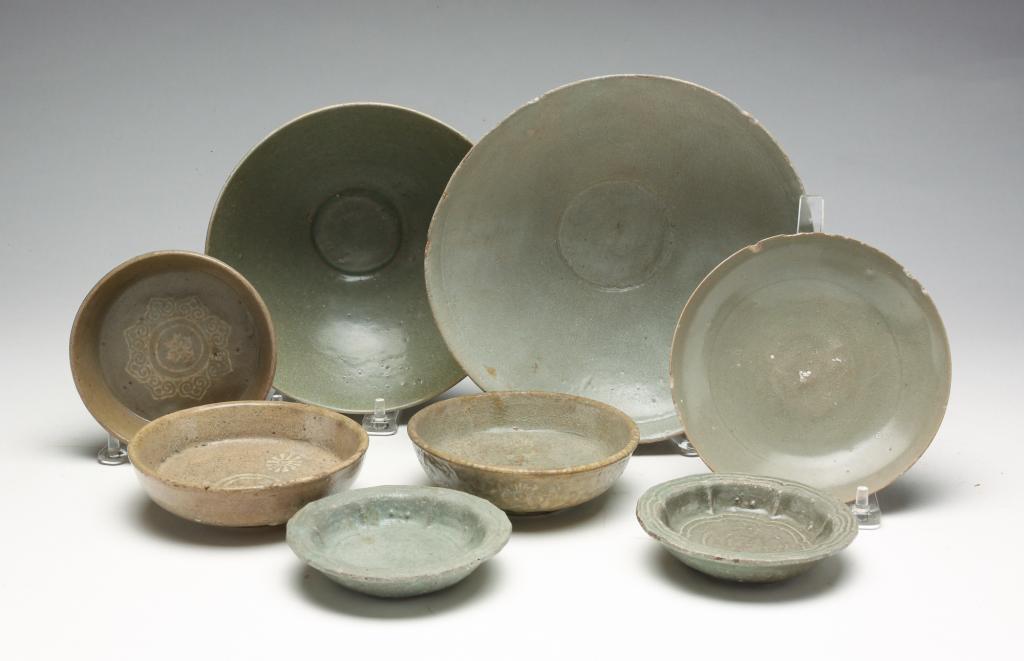 GROUP OF KOREAN POTTERY DISHES. (1 of 6)