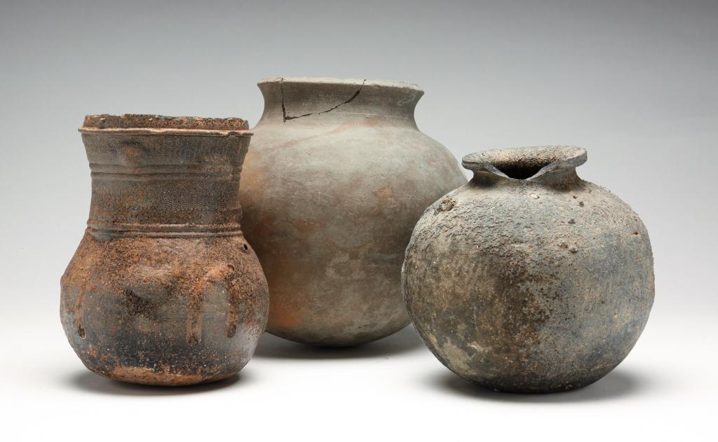 THREE KOREAN POTTERY VESSELS. (1 of 4)