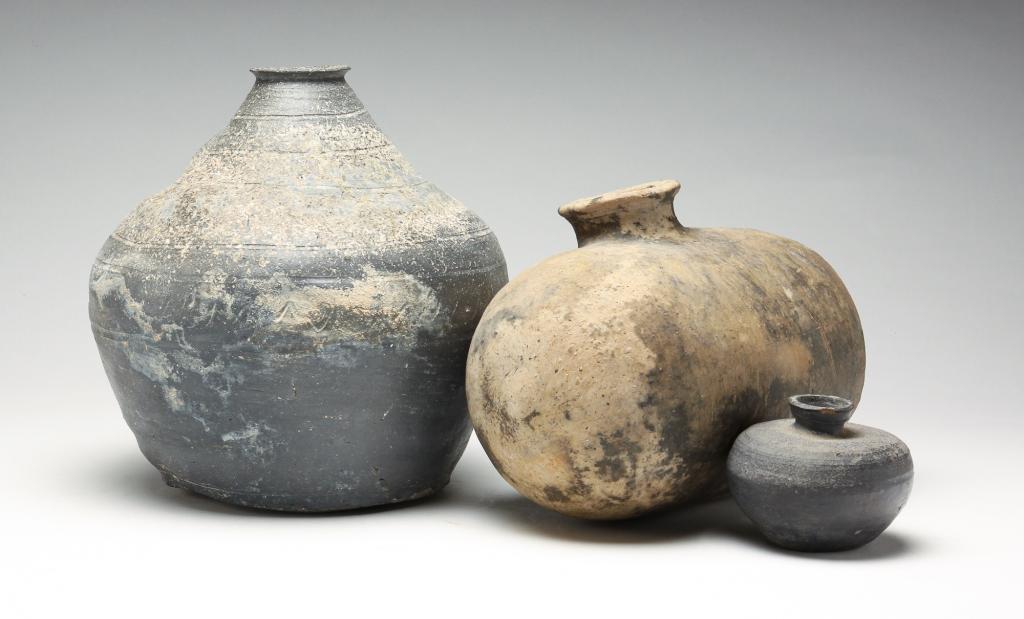 THREE KOREAN POTTERY VESSELS. (1 of 3)