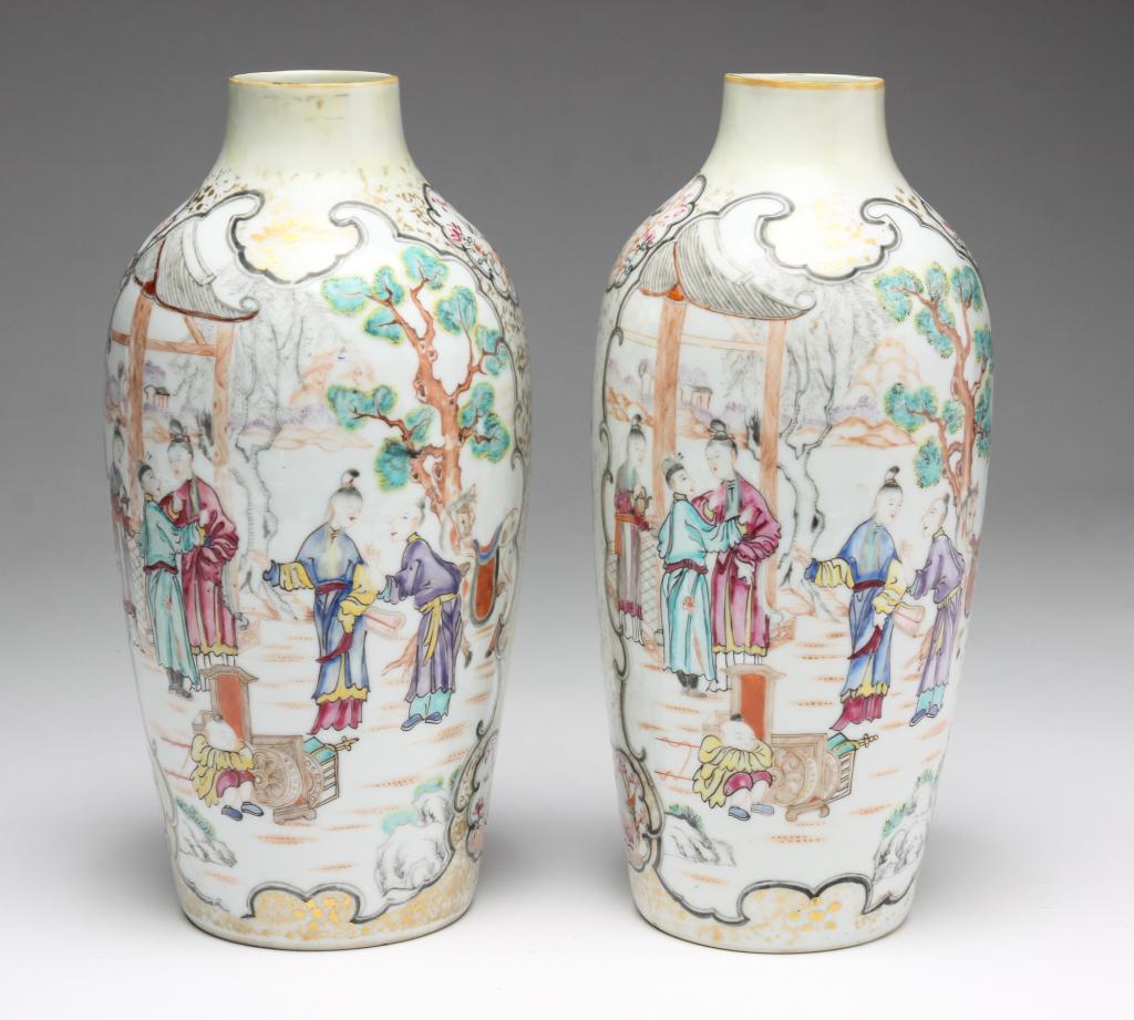 PAIR OF CHINESE EXPORT VASES. (1 of 5)