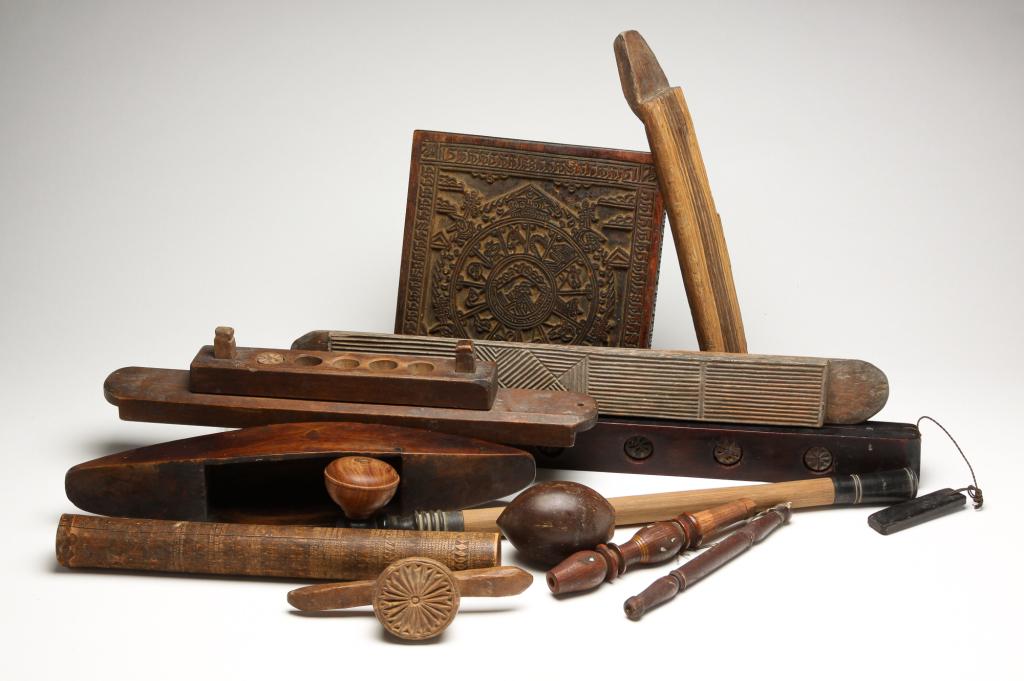 GROUP OF ASIAN MOLDS, PRINTING BLOCKS AND PIPES. (1 of 9)