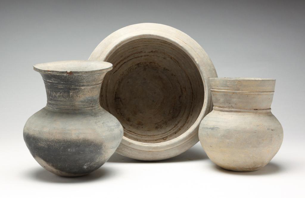 THREE KOREAN POTTERY VESSELS. (1 of 4)