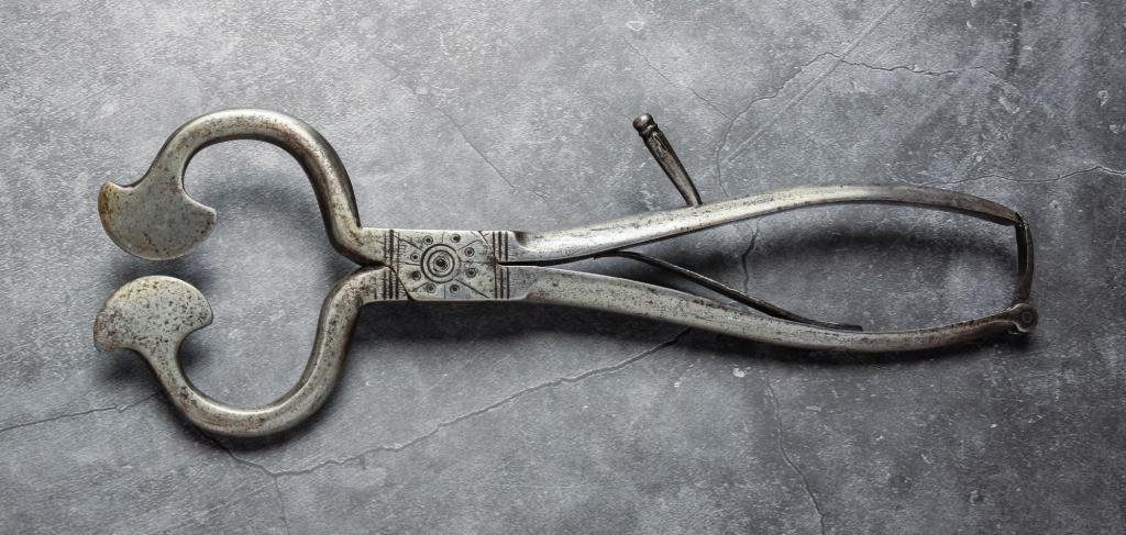 PAIR OF AMERICAN SUGAR NIPPERS. (1 of 3)