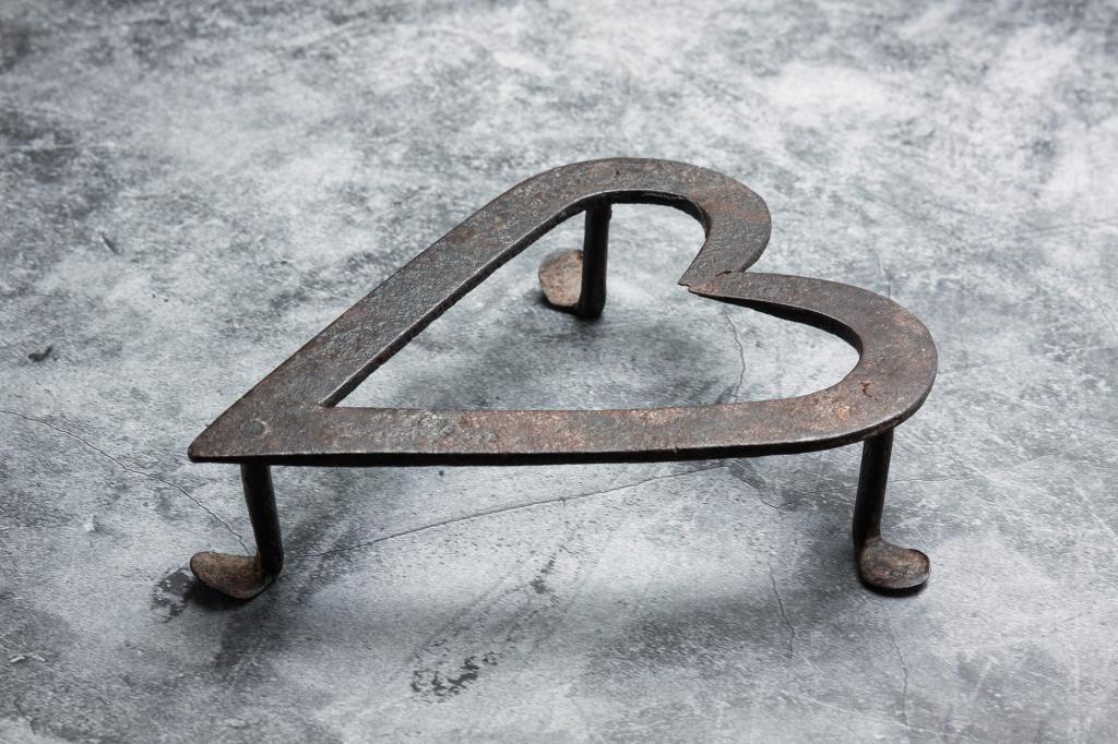 AMERICAN WROUGHT IRON HEART TRIVET. (1 of 4)