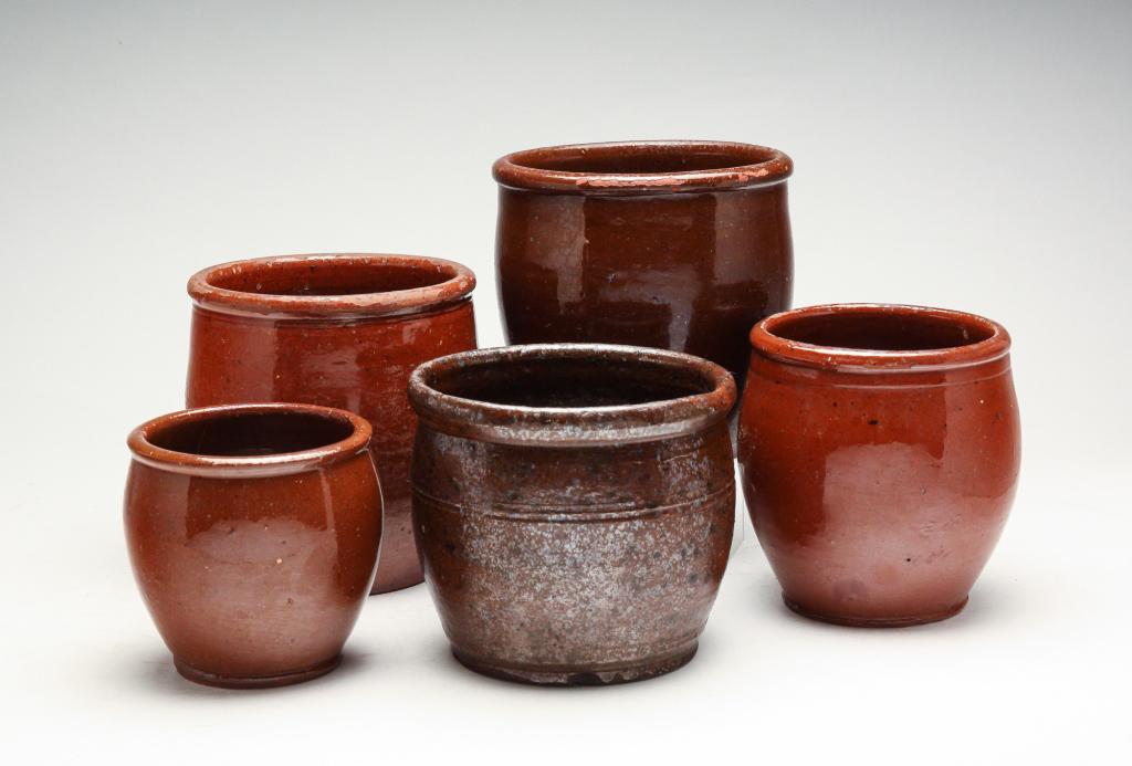FIVE AMERICAN REDWARE JARS. (1 of 4)