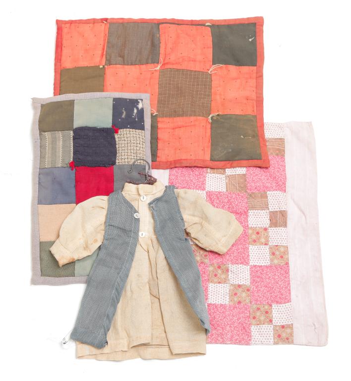 FOUR AMISH DOLL TEXTILES. (1 of 4)