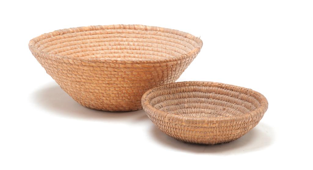 TWO LARGE AMERICAN RYE STRAW BASKETS. (1 of 3)