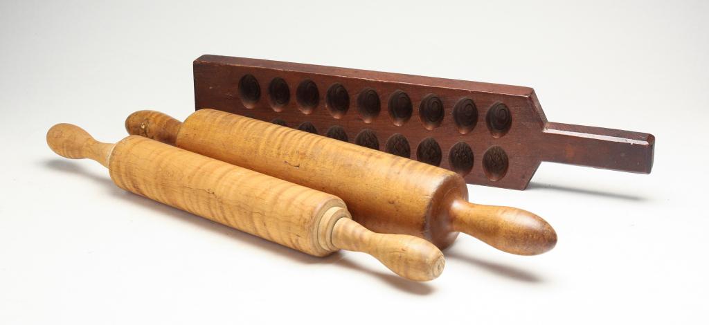 TWO AMERICAN ROLLING PINS AND A CANDY MOLD. (1 of 4)