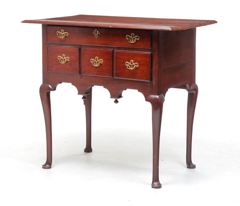 AMERICAN QUEEN ANNE DRESSING TABLE. (1 of 7)