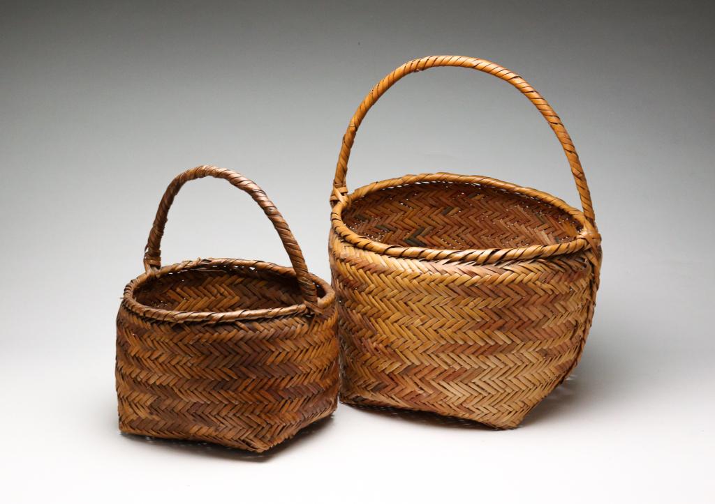 TWO AMERICAN GATHERING BASKETS. (1 of 6)