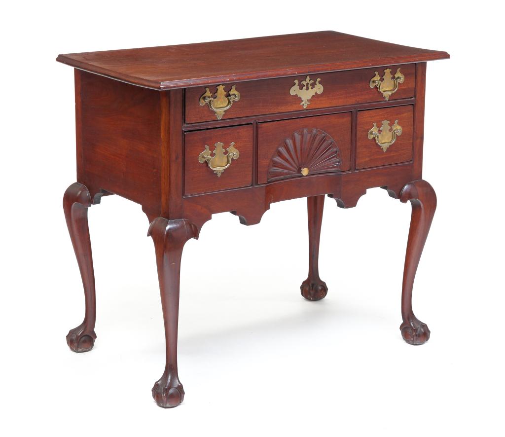 CHIPPENDALE DRESSING TABLE. (1 of 8)