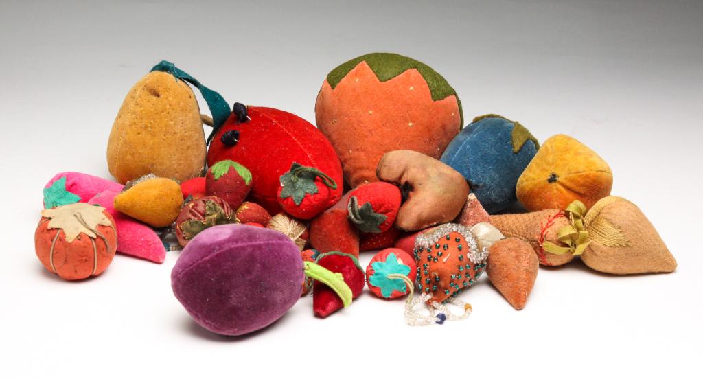 GROUP OF AMERICAN PINCUSHIONS. (1 of 3)