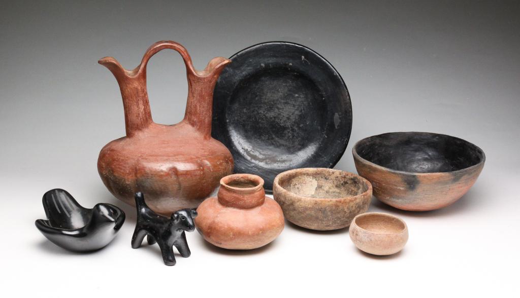 GROUP OF NATIVE AMERICAN POTTERY. (1 of 5)