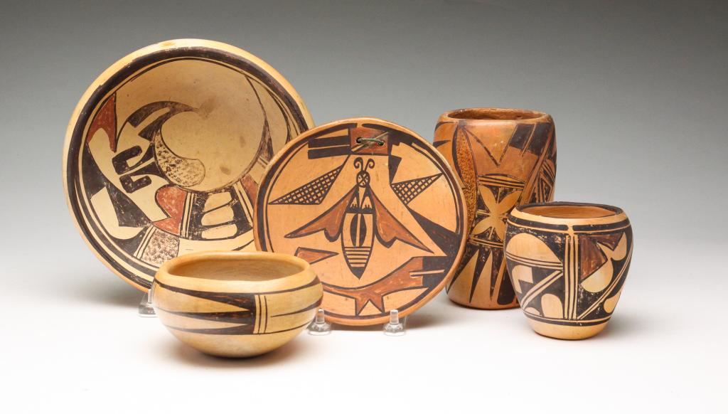 FIVE PIECES OF HOPI POTTERY. (1 of 5)