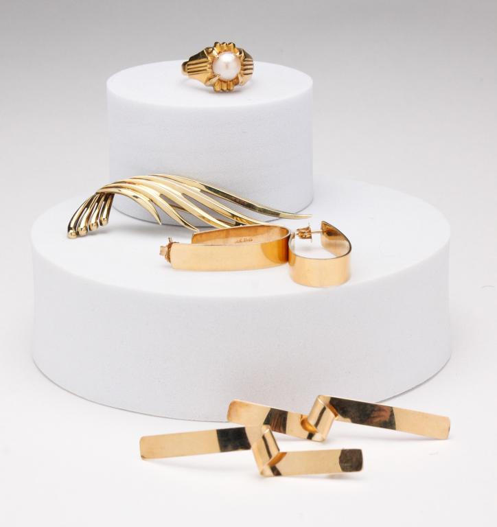 YELLOW GOLD RING, EARRINGS & TIFFANY PIN.: 20th century. Four pieces comprised of: stamped '14KT Germany Tiffany & Co.' angel wing pin, approx. 2.25"l, 3gr; tested 20/21K ring with single round pearl, fluted mounting, Sz 5.25, 4gr; one pair 14